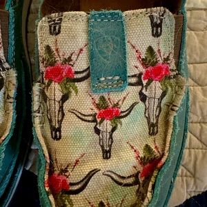 Ariat cruiser Turquoise Bull Skull size 7 1/2